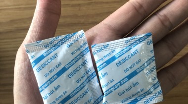 Gói hút ẩm thực phẩm là gì? Tìm hiểu về gói hút ẩm sử dụng trong ngành thực phẩm